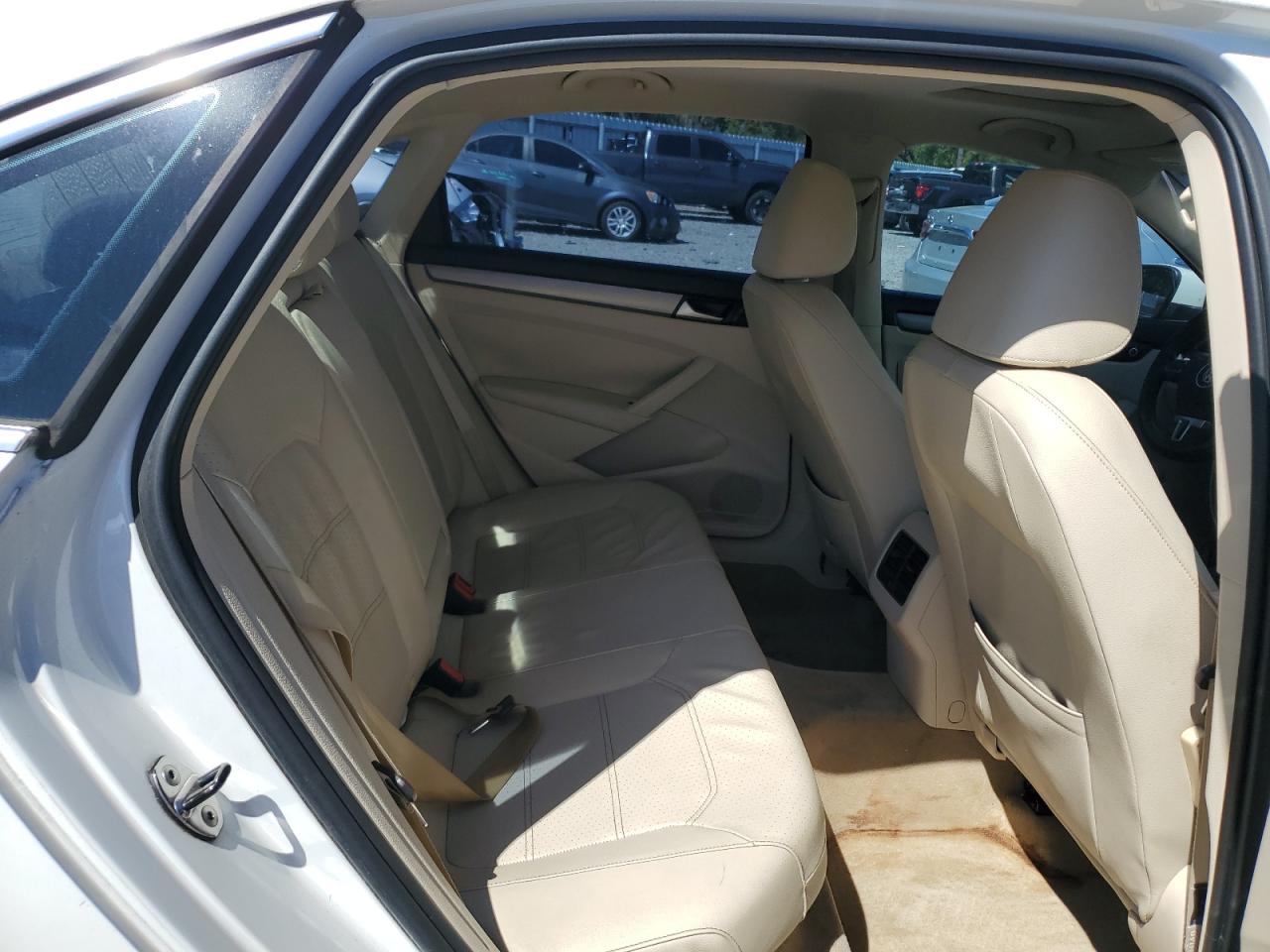 2014 Volkswagen Passat - Image 10