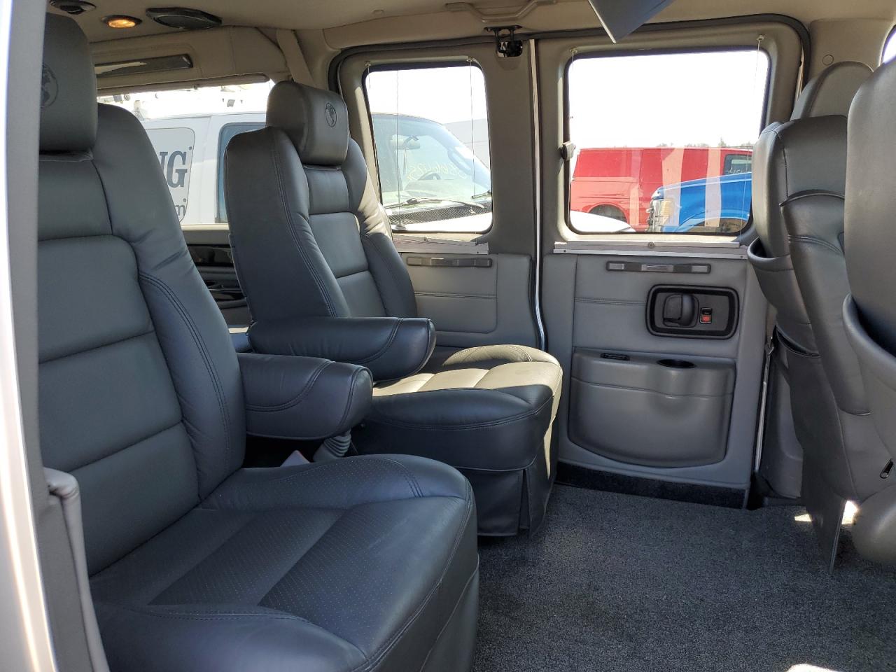 2011 GMC Savana - Image 11