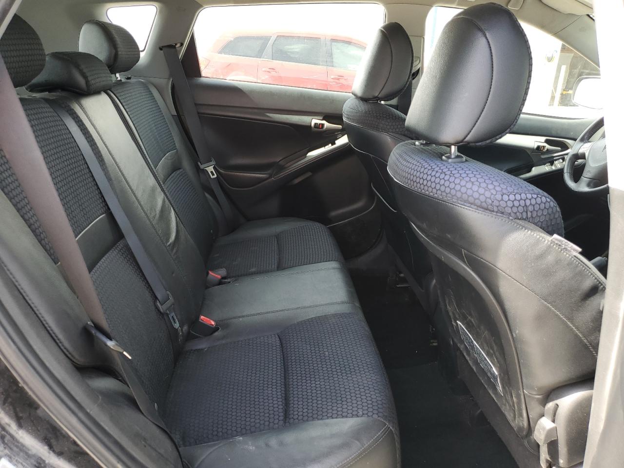 2010 Pontiac Vibe - Image 10