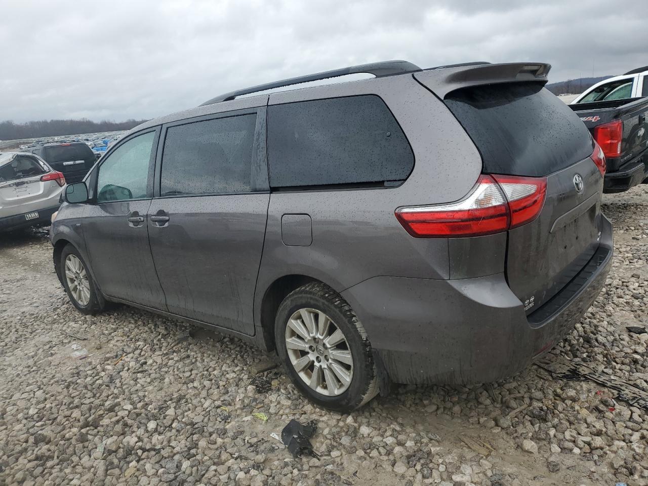 2016 Toyota Sienna - Image 2