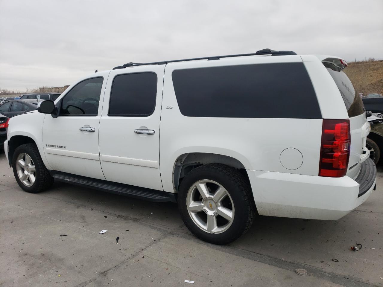 2007 Chevrolet Suburban - Image 2