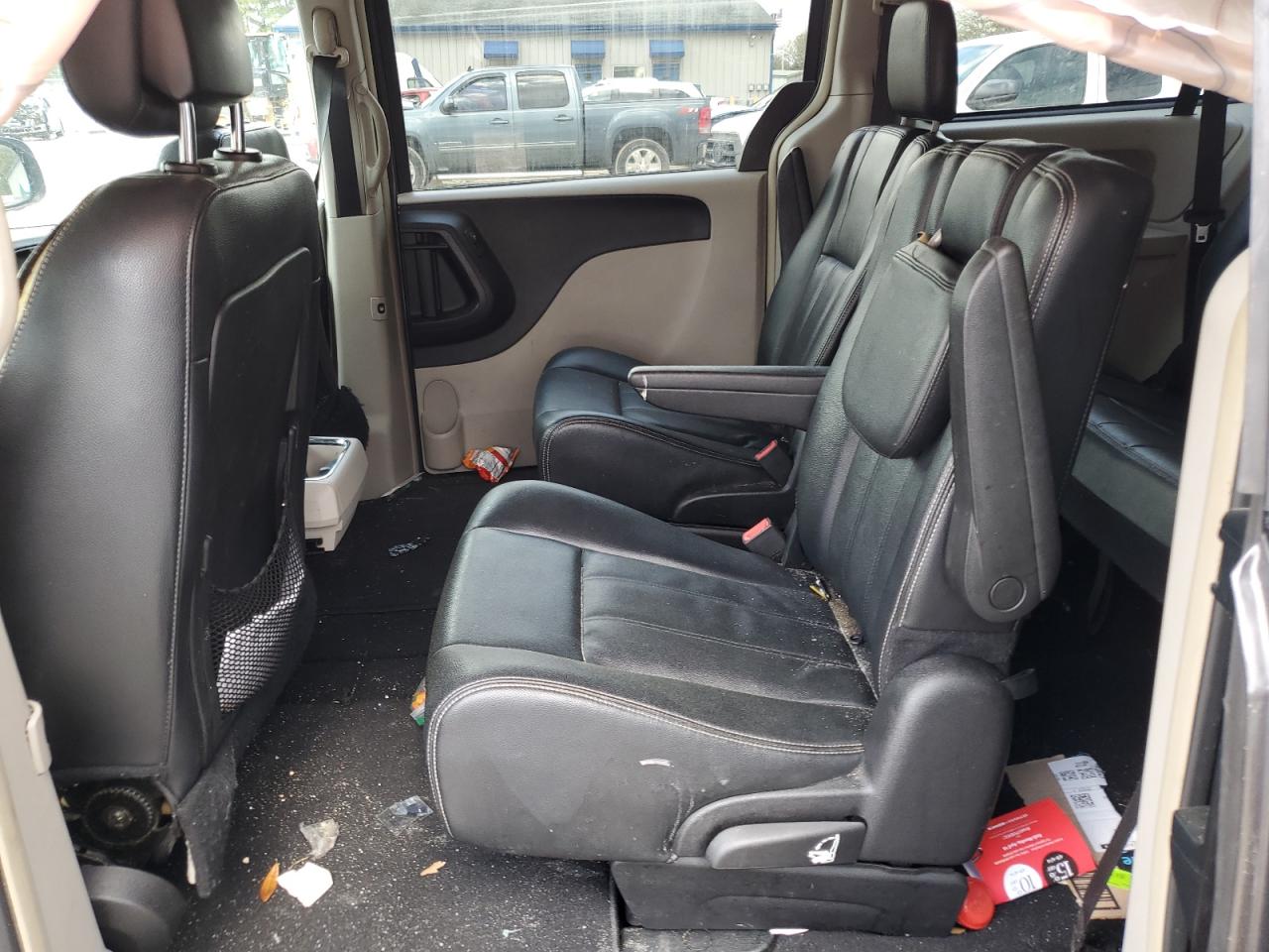 2016 Chrysler Town & Country - Image 11