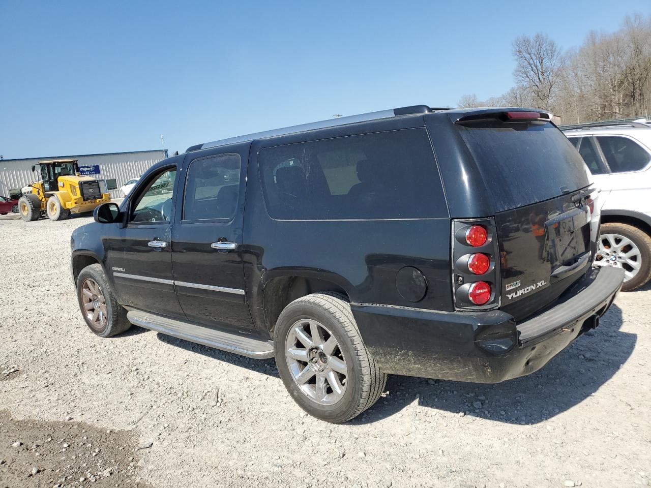 2011 GMC Yukon - Image 2