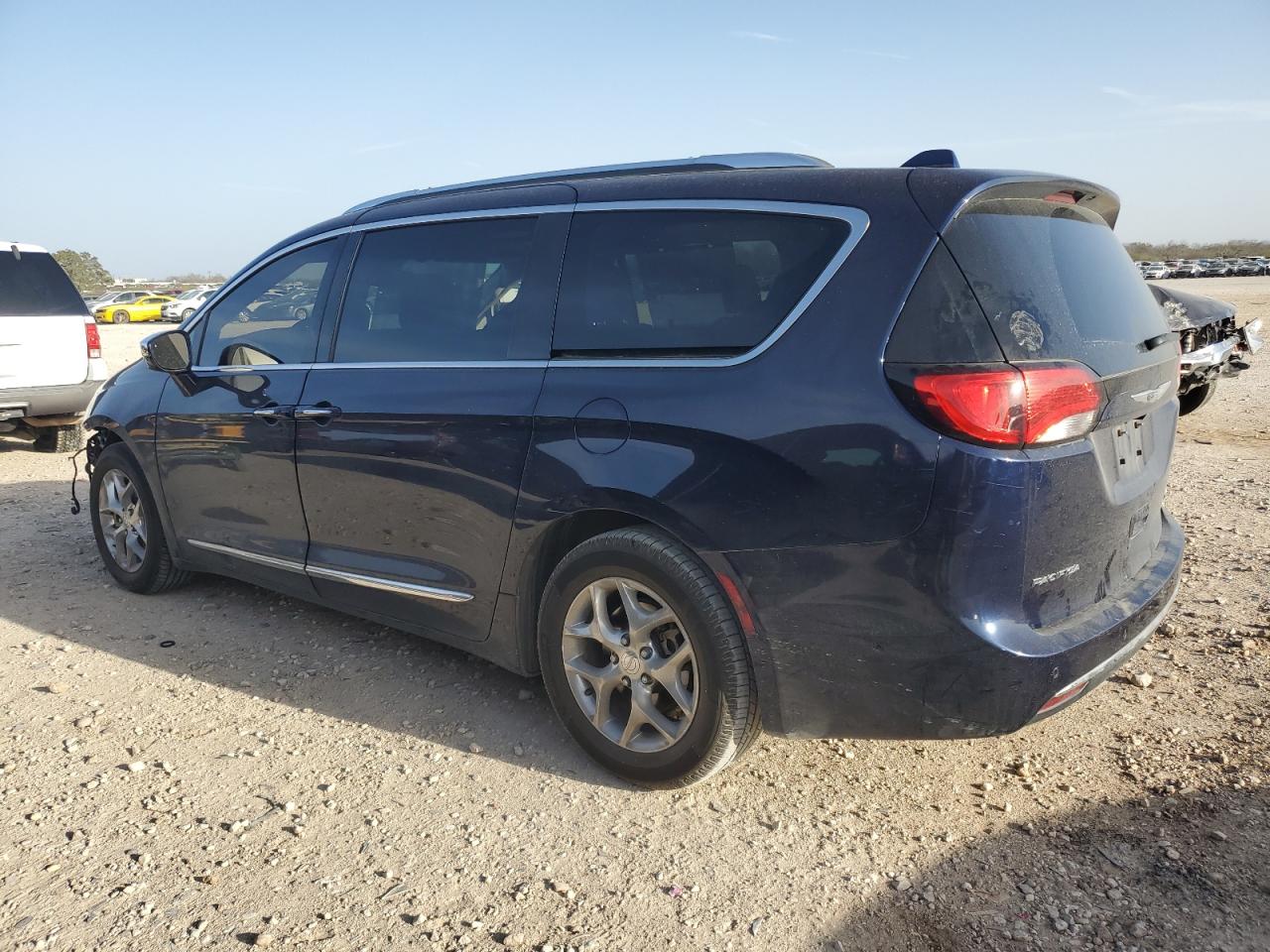 2017 Chrysler Pacifica - Image 2