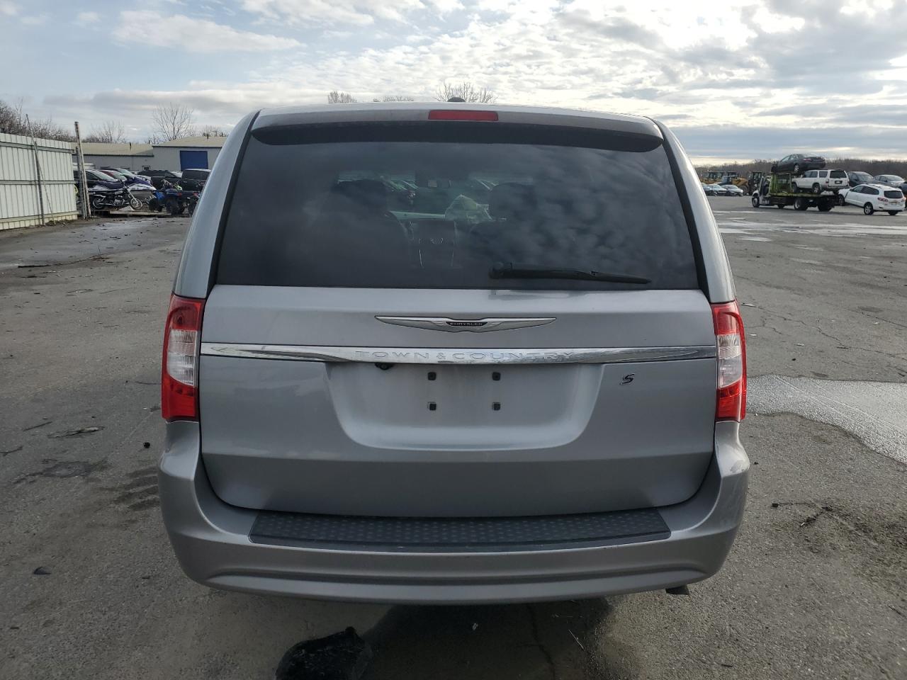 2014 Chrysler Town & Country - Image 6