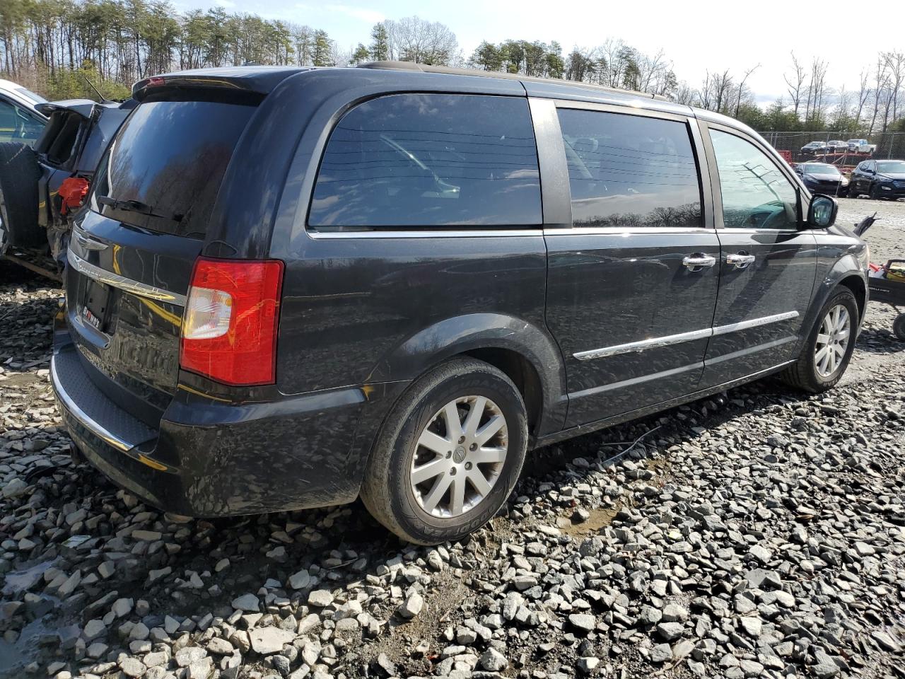2015 Chrysler Town & Country - Image 3