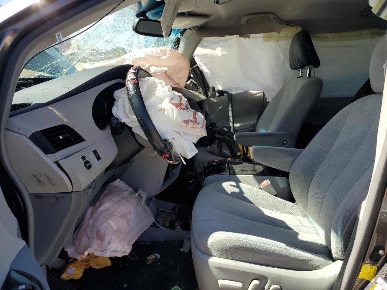 2012 Toyota Sienna - Image 7
