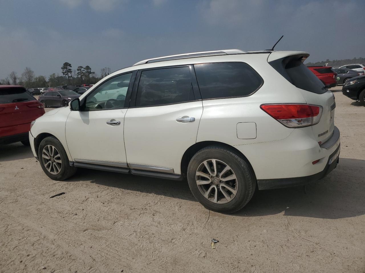 2015 Nissan Pathfinder - Image 2