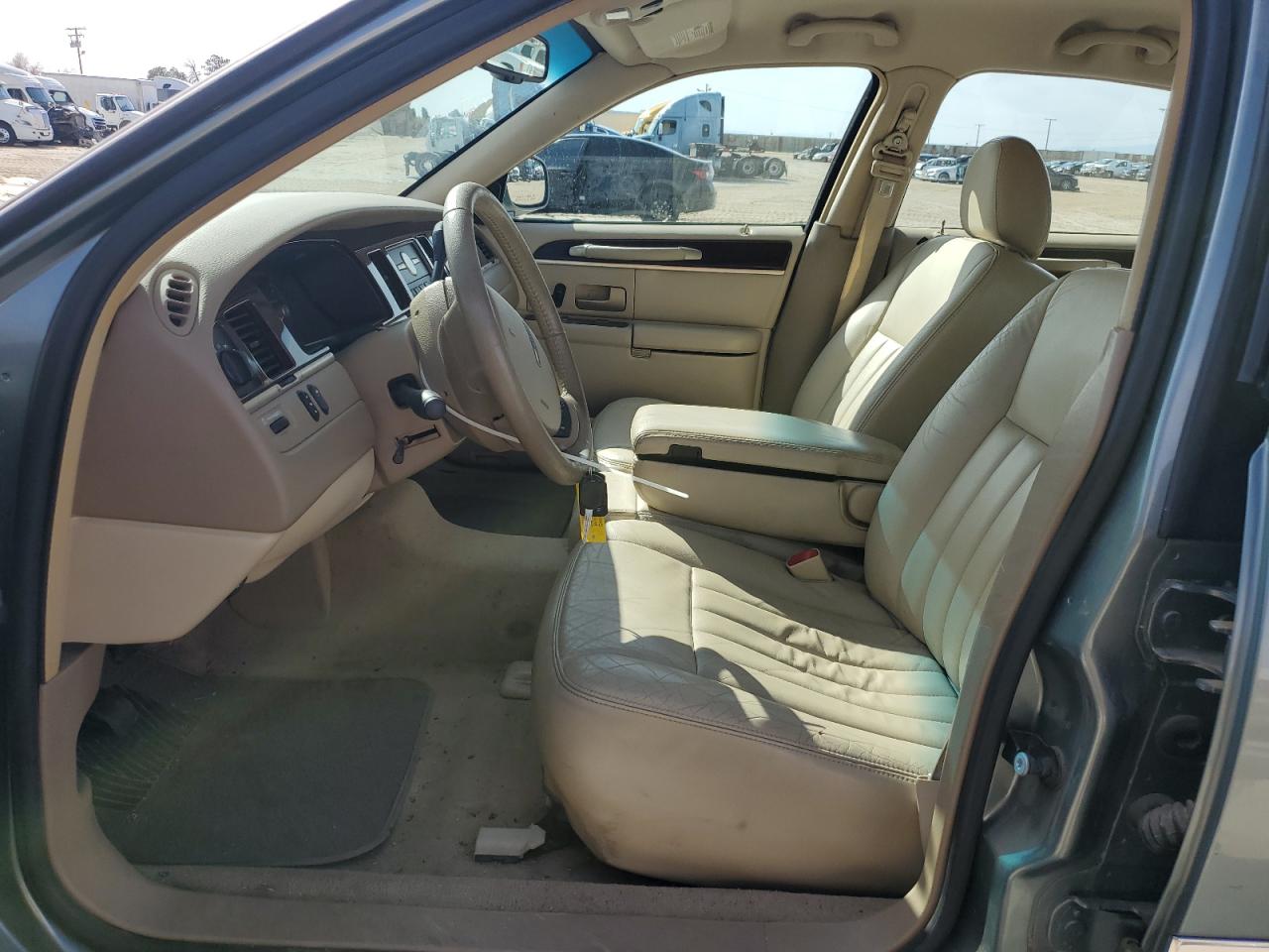 2006 Lincoln Town Car - Image 7