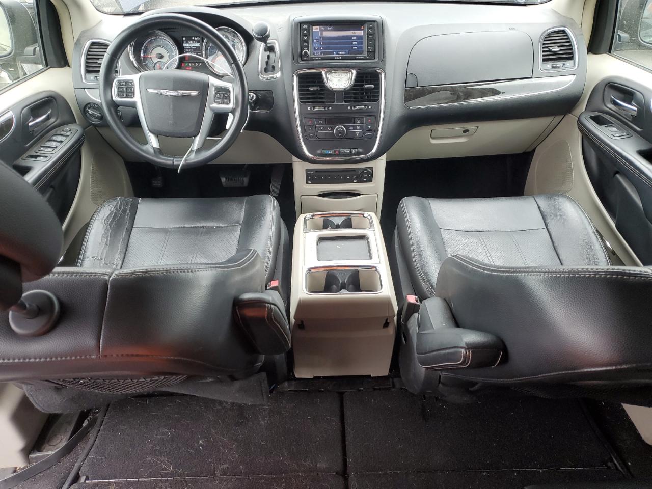 2013 Chrysler Town & Country - Image 8