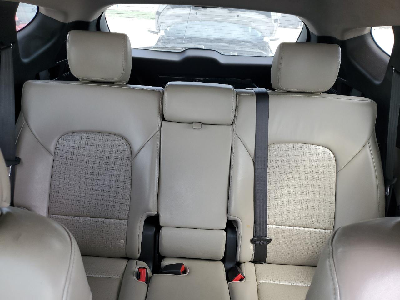 2015 Hyundai Santa Fe - Image 10