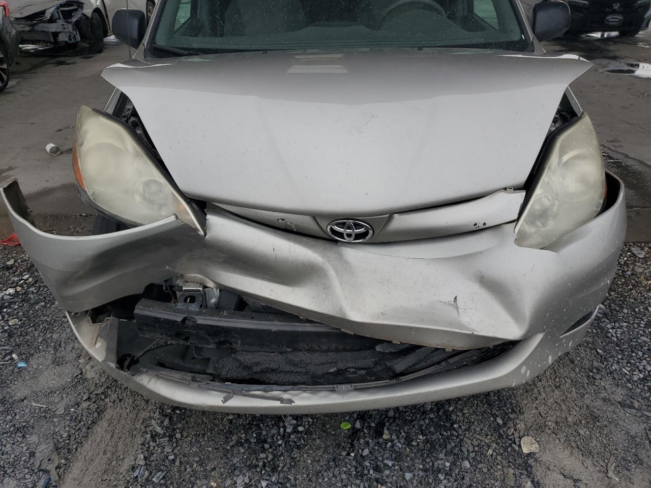 2010 Toyota Sienna - Image 12