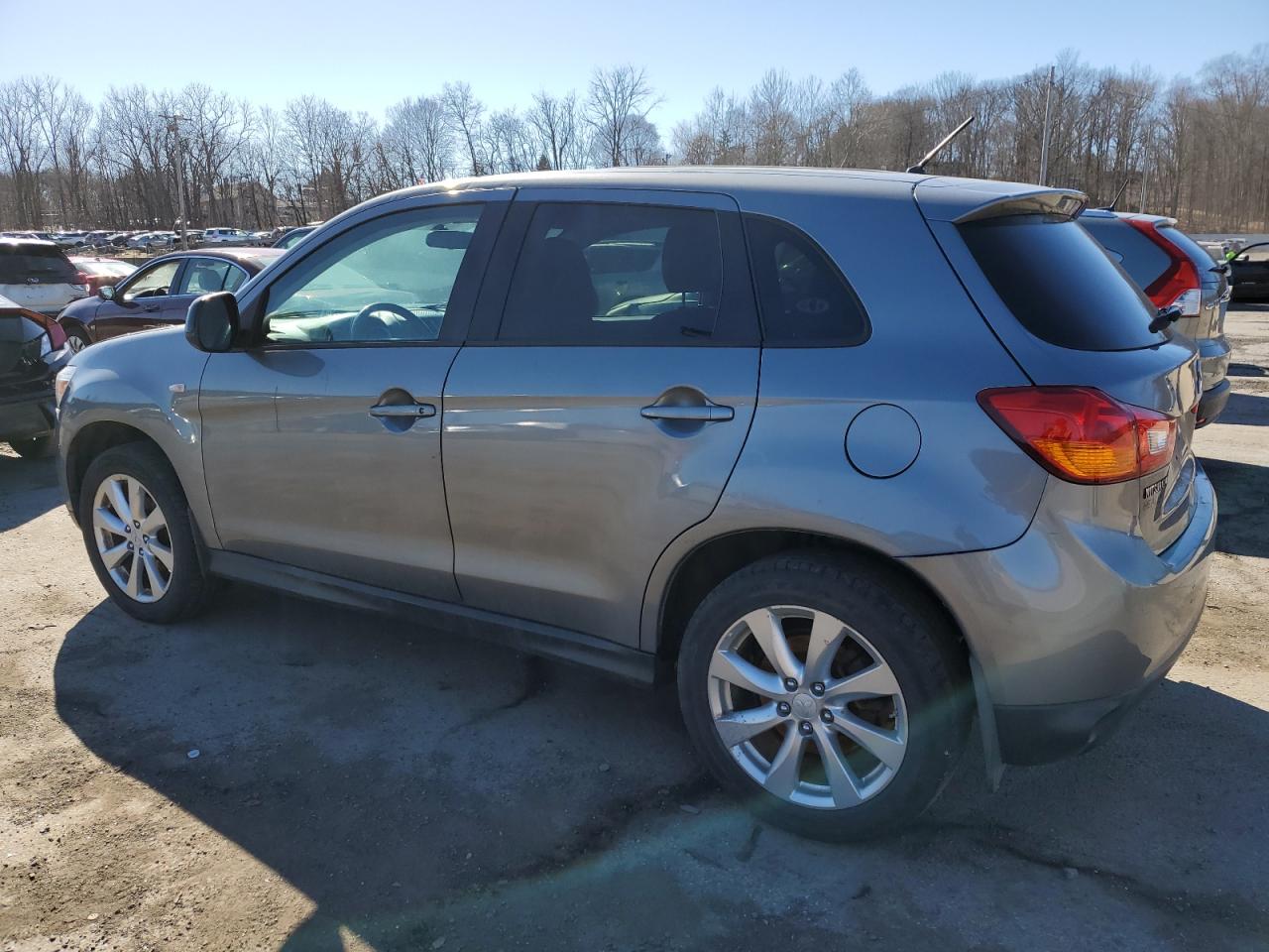 2015 Mitsubishi Outlander - Image 2