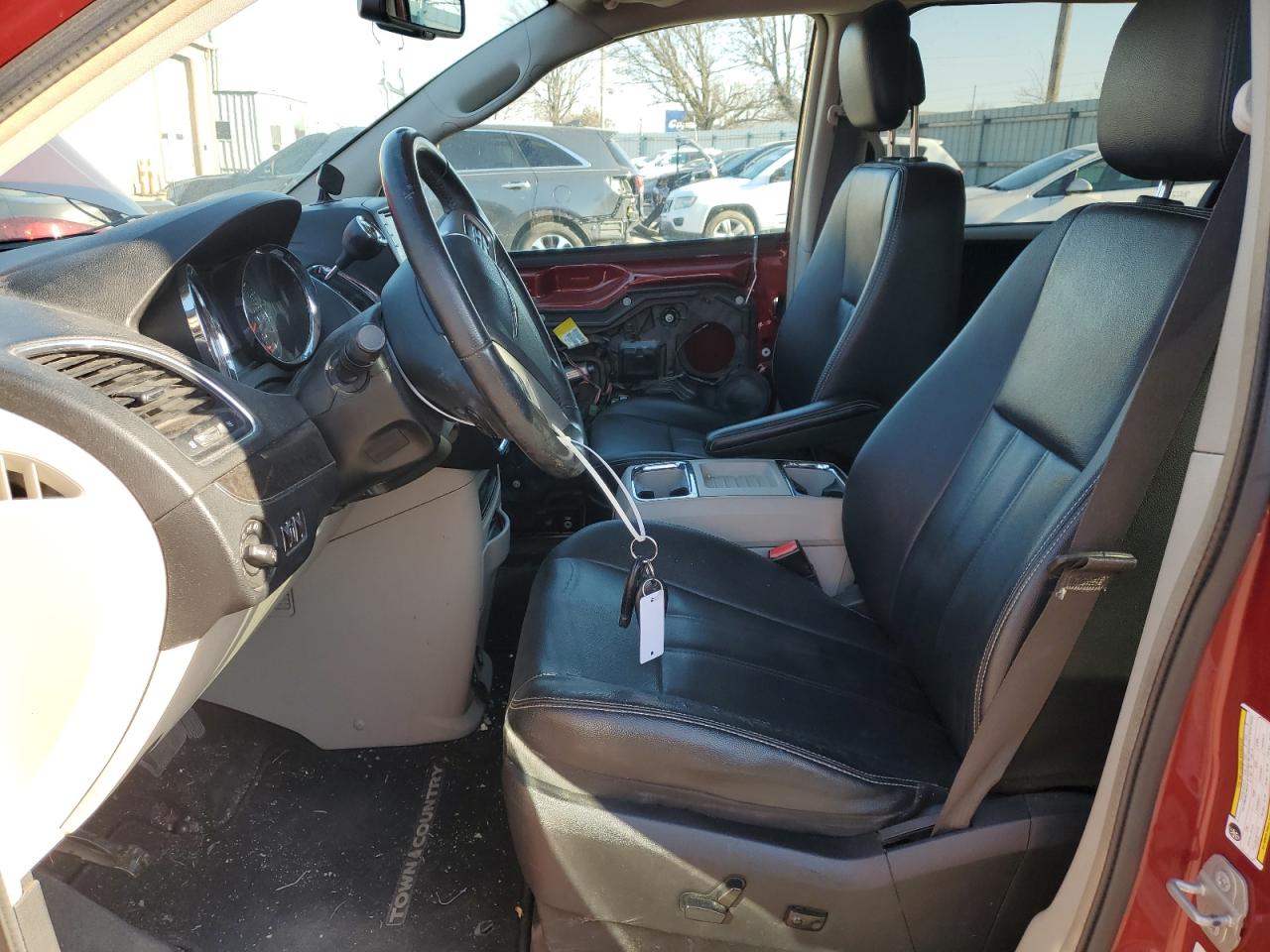 2016 Chrysler Town & Country - Image 7