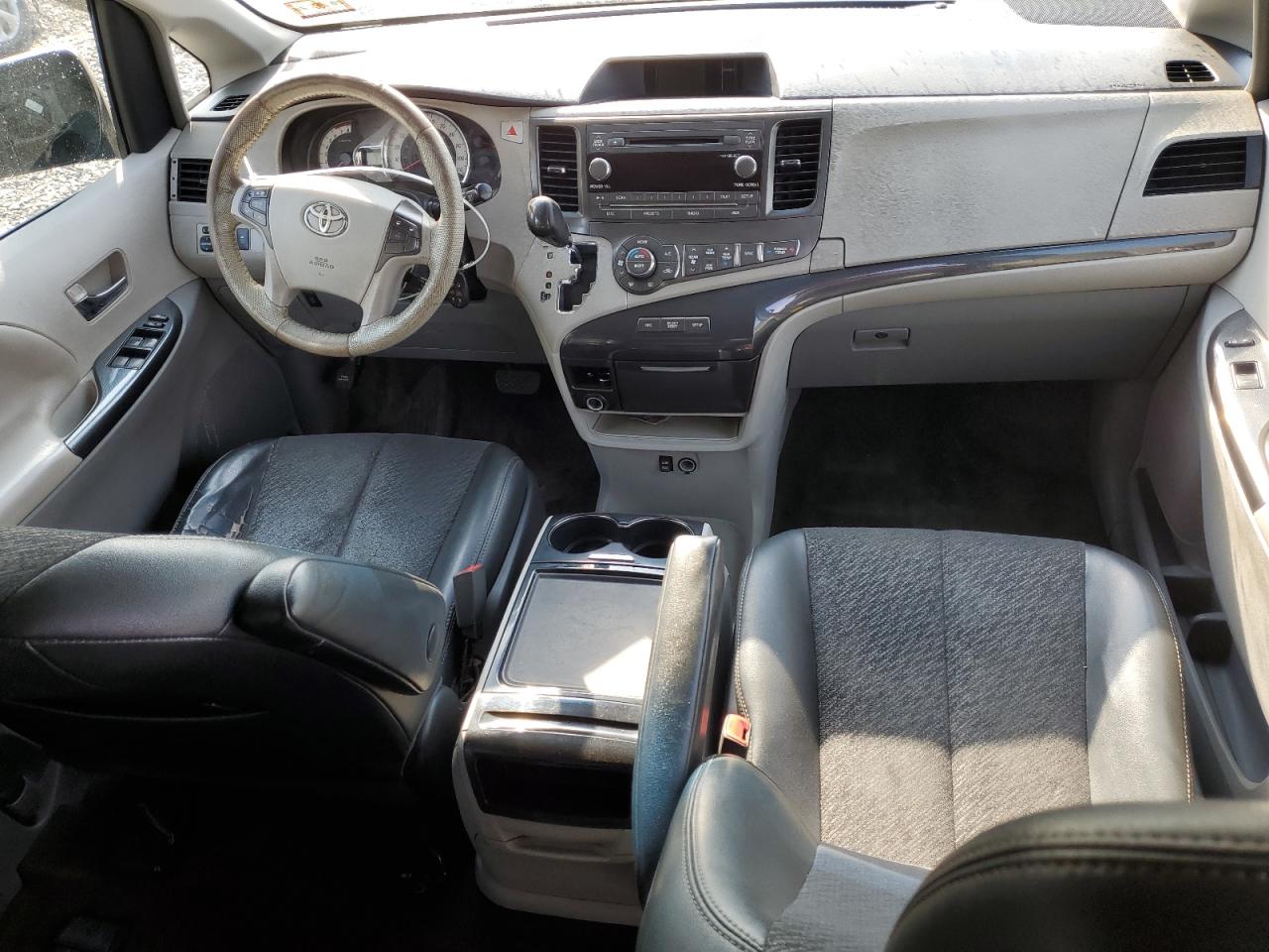 2012 Toyota Sienna - Image 8