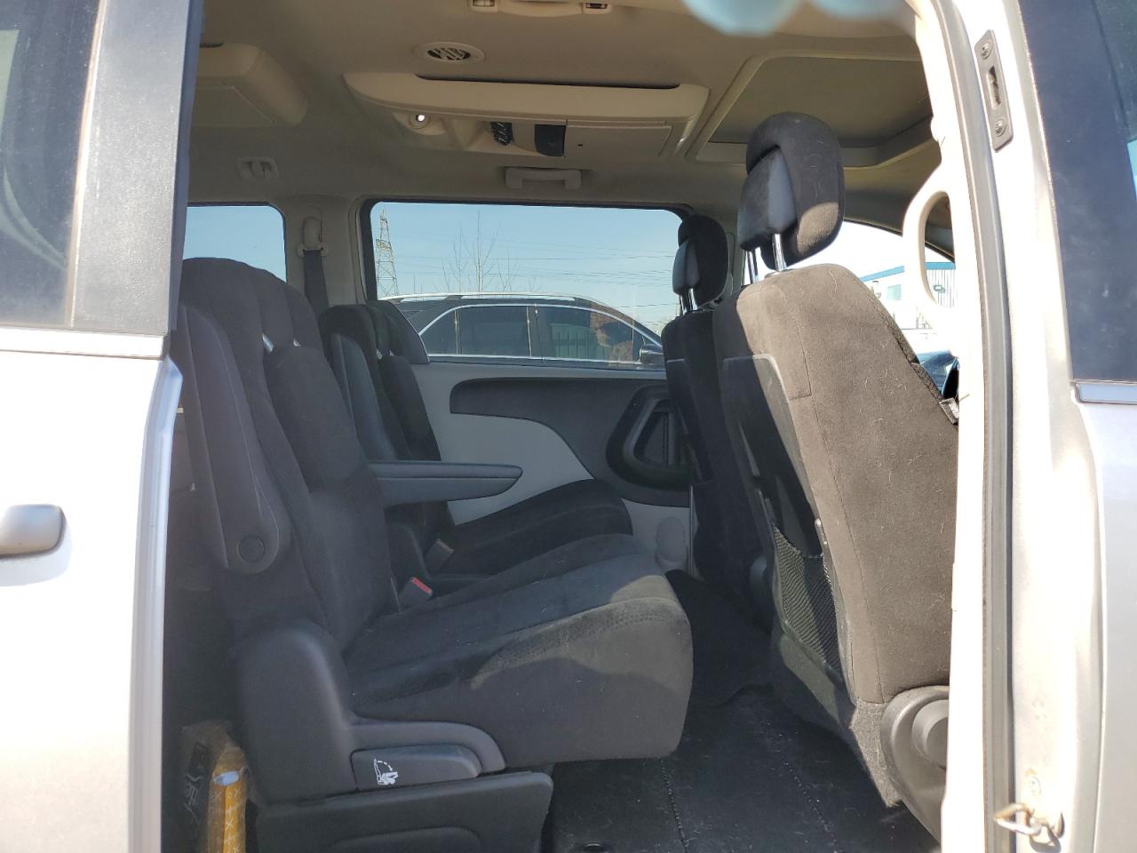 2012 Chrysler Town & Country - Image 11
