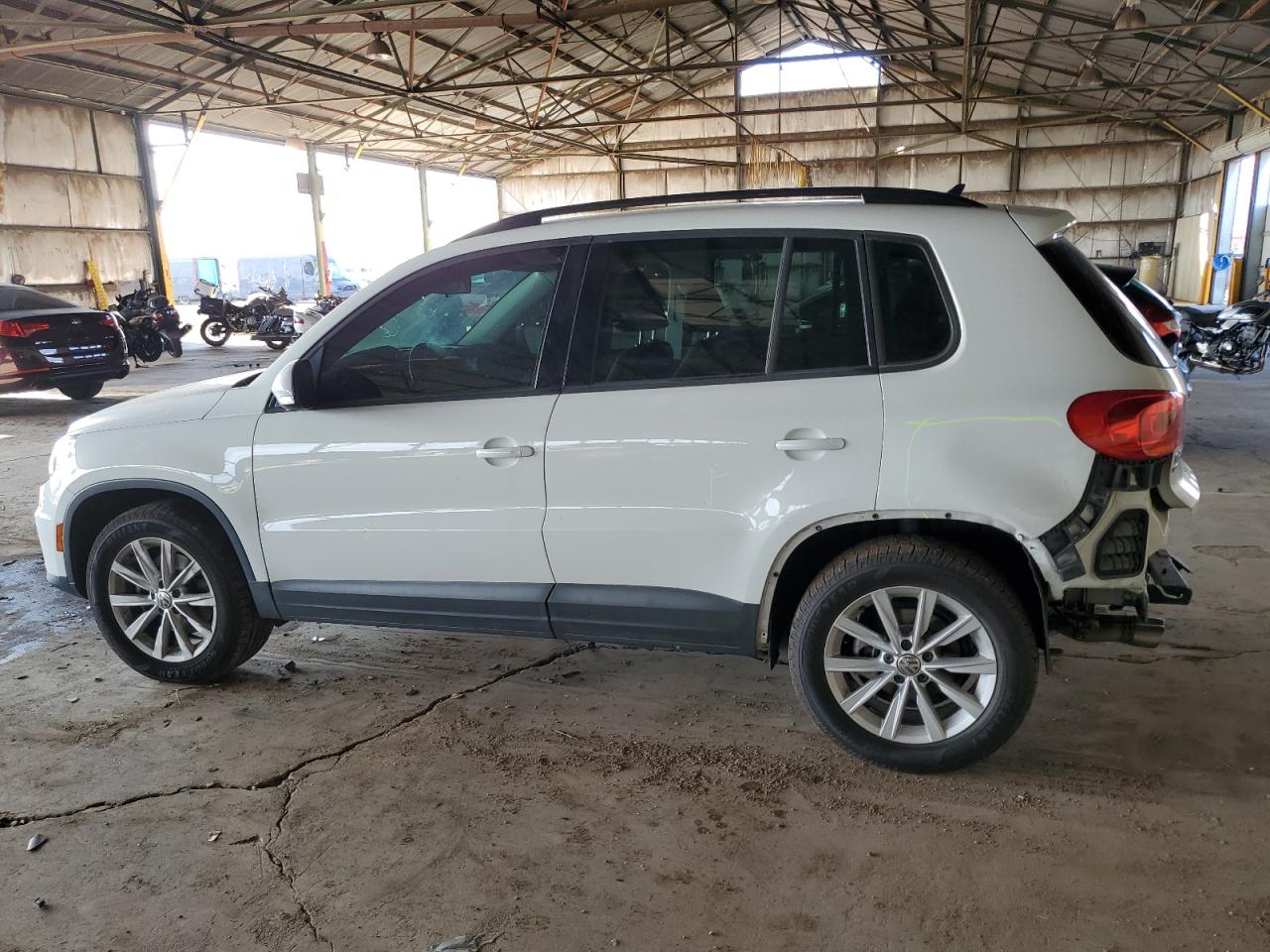 2017 Volkswagen Tiguan - Image 2