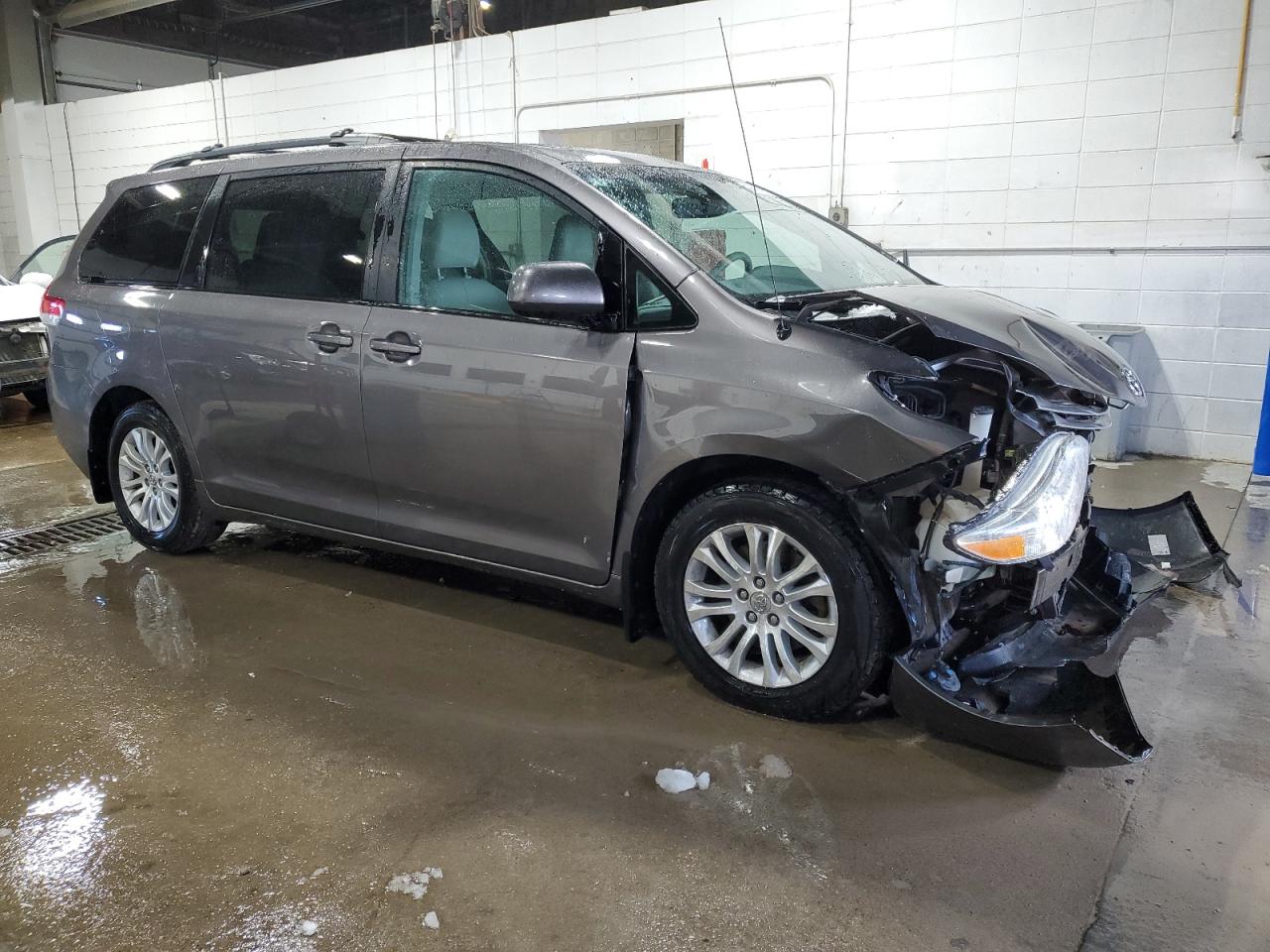 2014 Toyota Sienna - Image 4