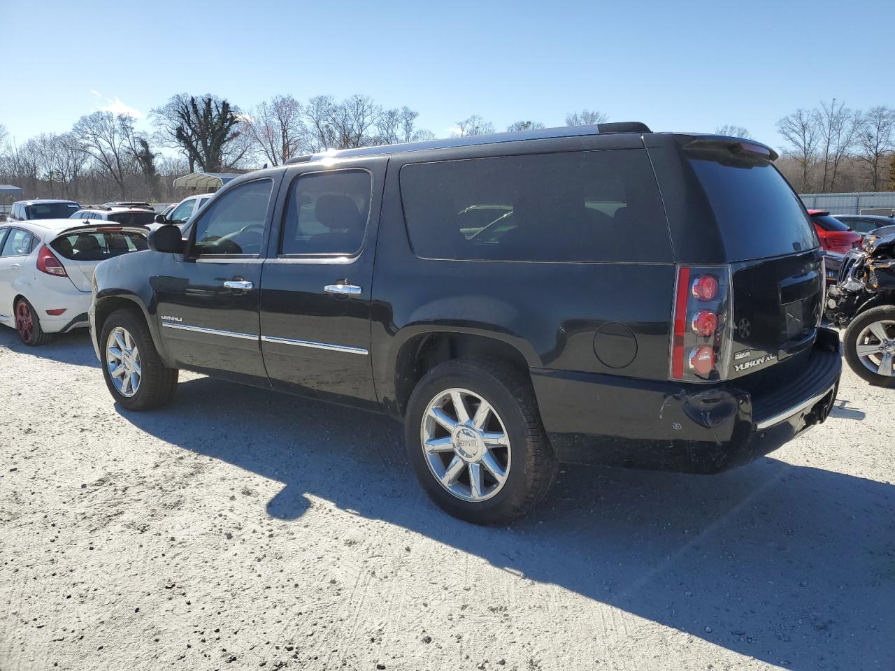 2011 GMC Yukon - Image 2