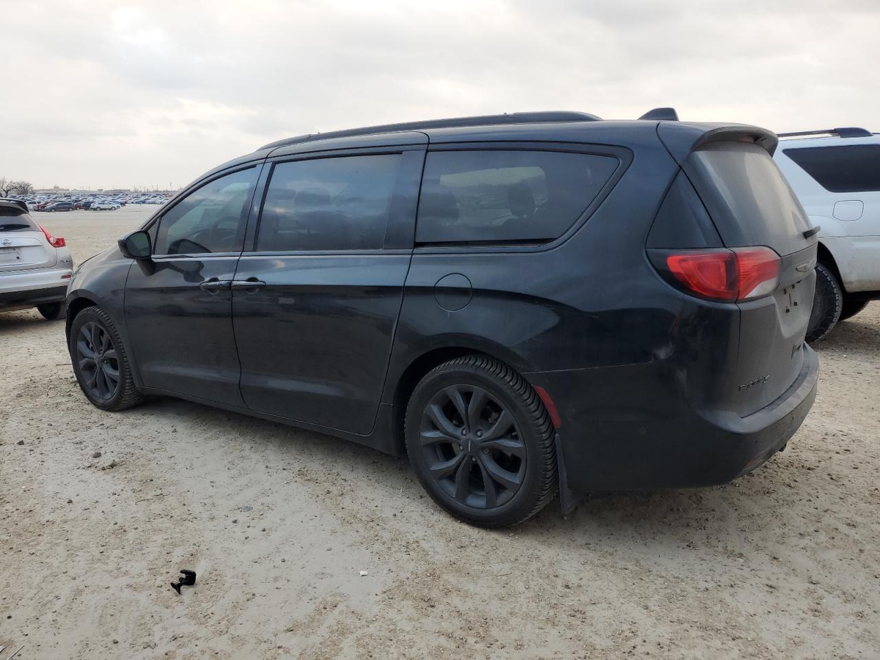 2018 Chrysler Pacifica - Image 2