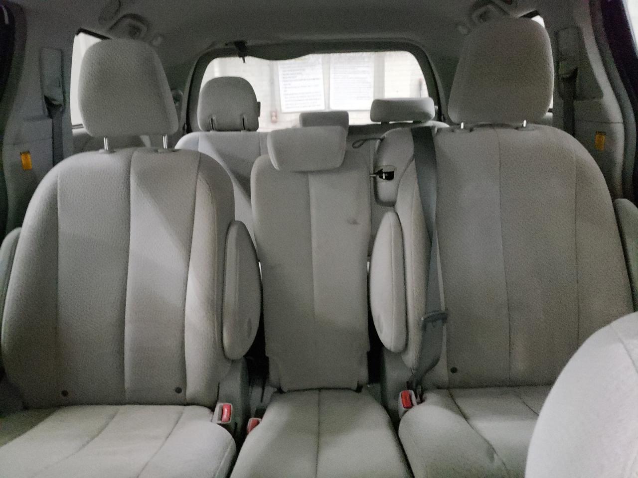 2013 Toyota Sienna - Image 10