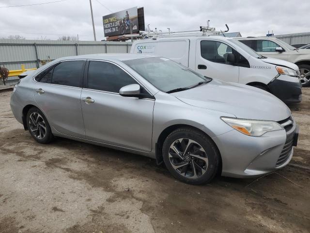 Sedans TOYOTA CAMRY 2015 Srebrny