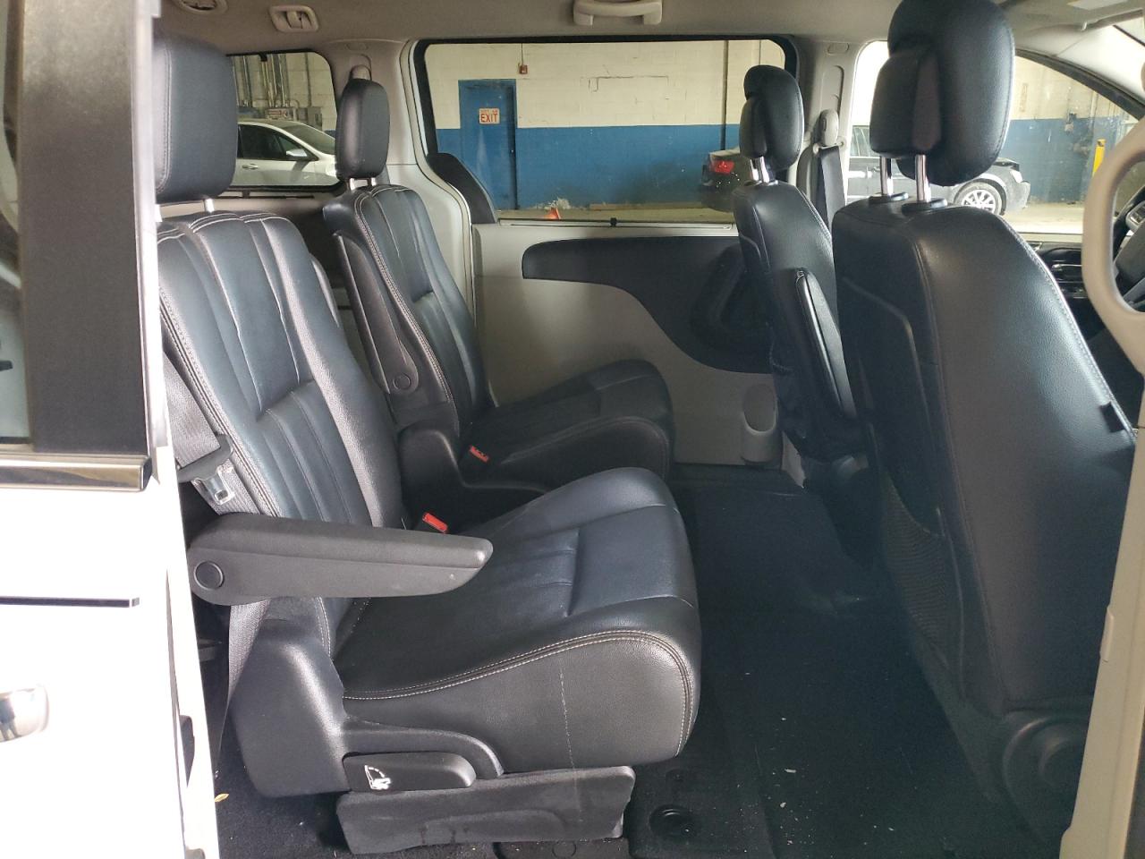 2016 Chrysler Town & Country - Image 11