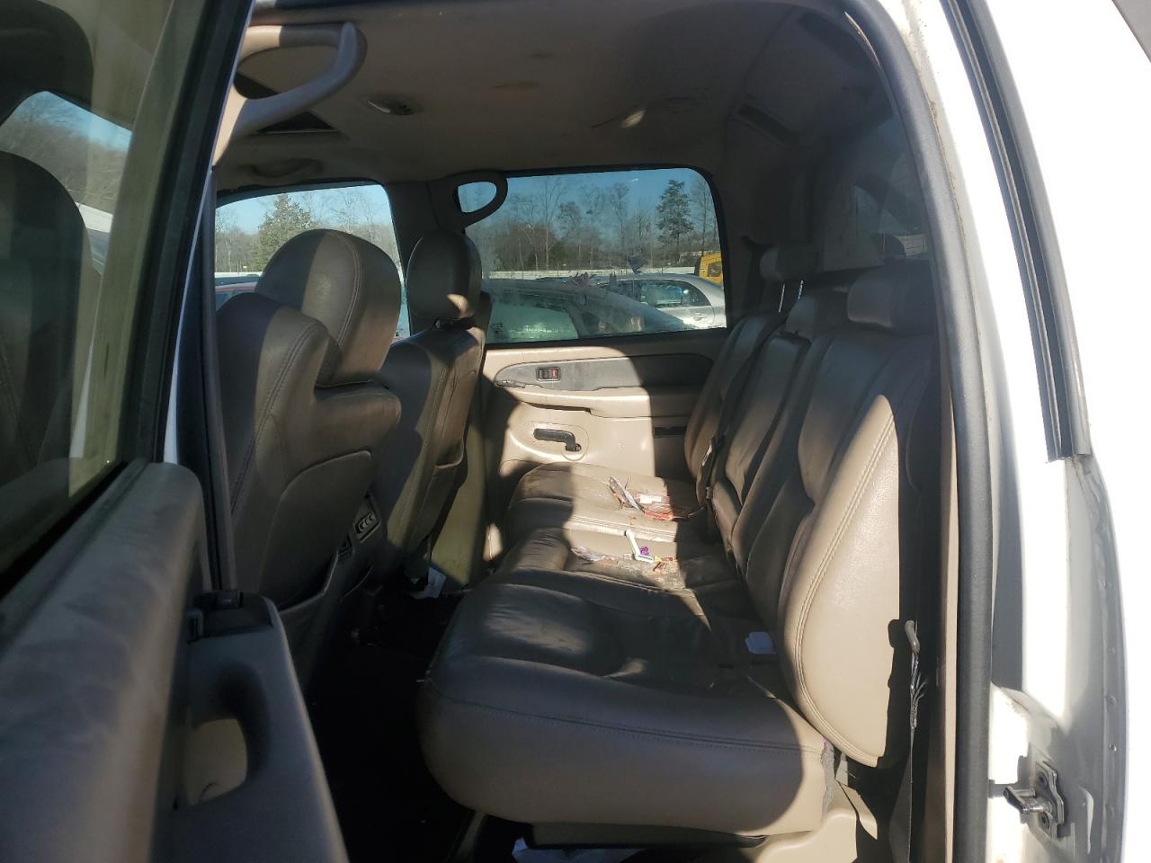 2004 Chevrolet Avalanche - Image 10