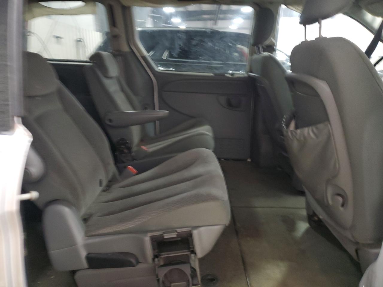 2005 Dodge Caravan - Image 11