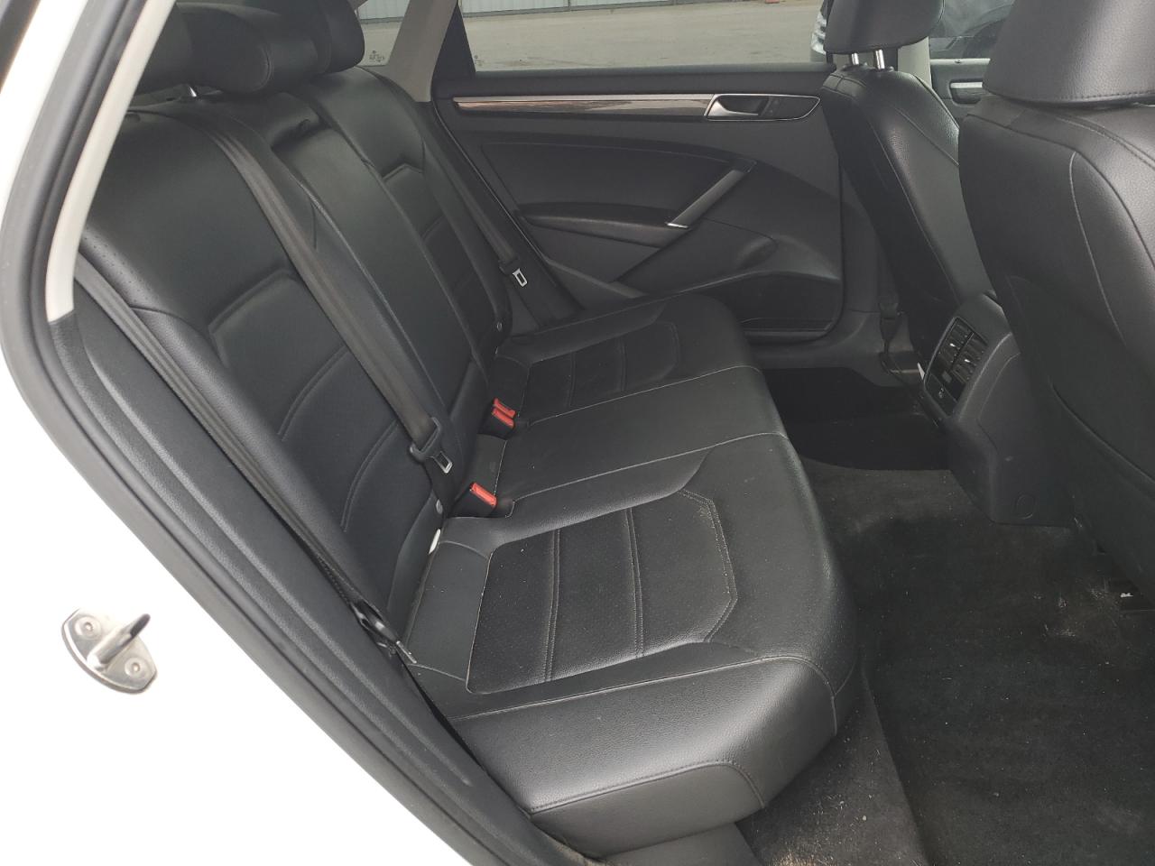 2016 Volkswagen Passat - Image 10