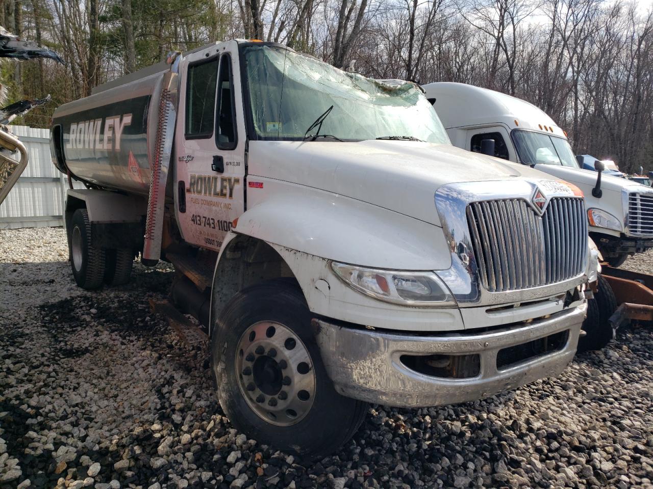 2010 Interional Durastar 4400 Fuel Truck იყიდება West Warren-ში, MA - Rollover