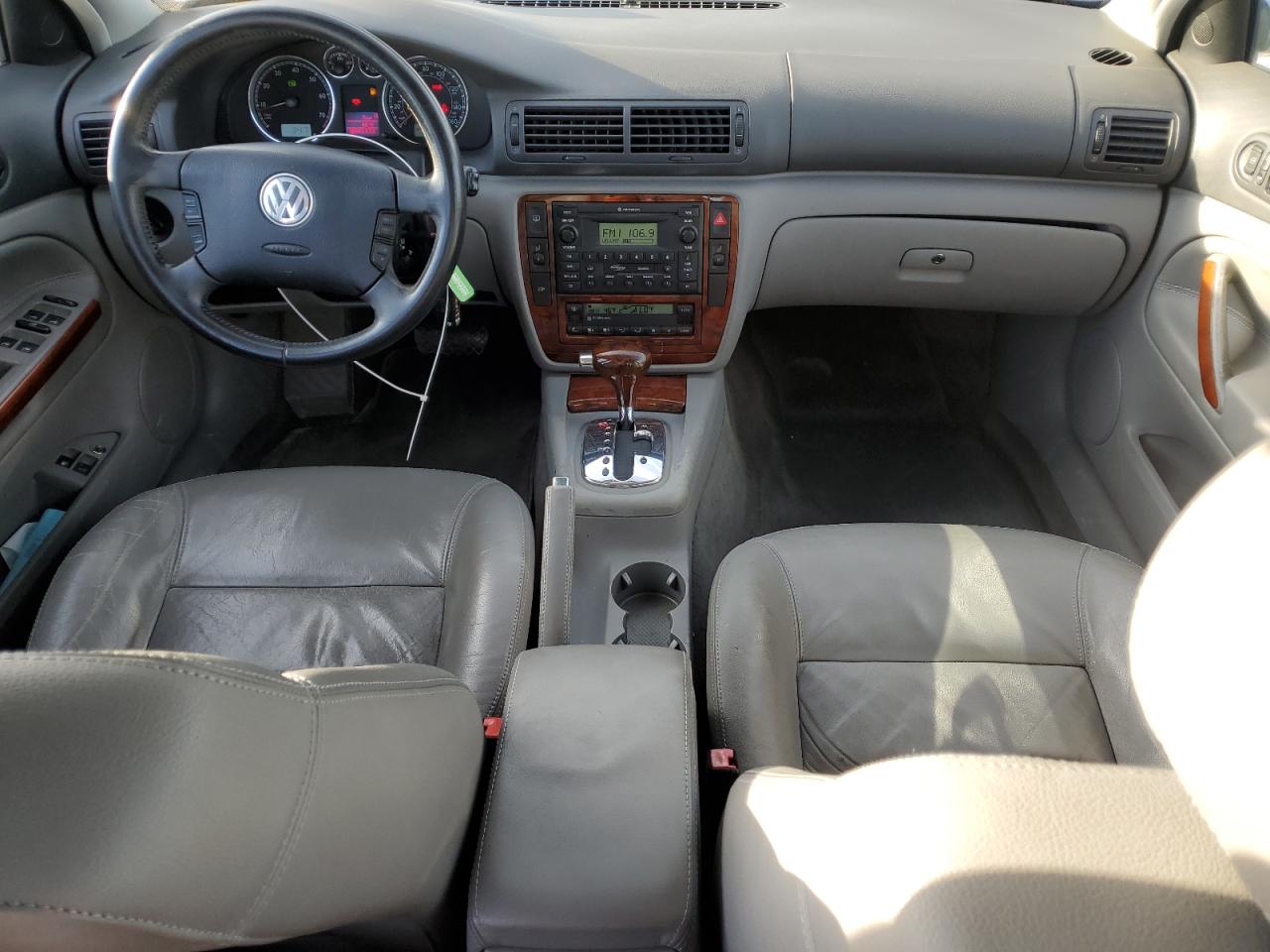 2004 Volkswagen Passat - Image 8