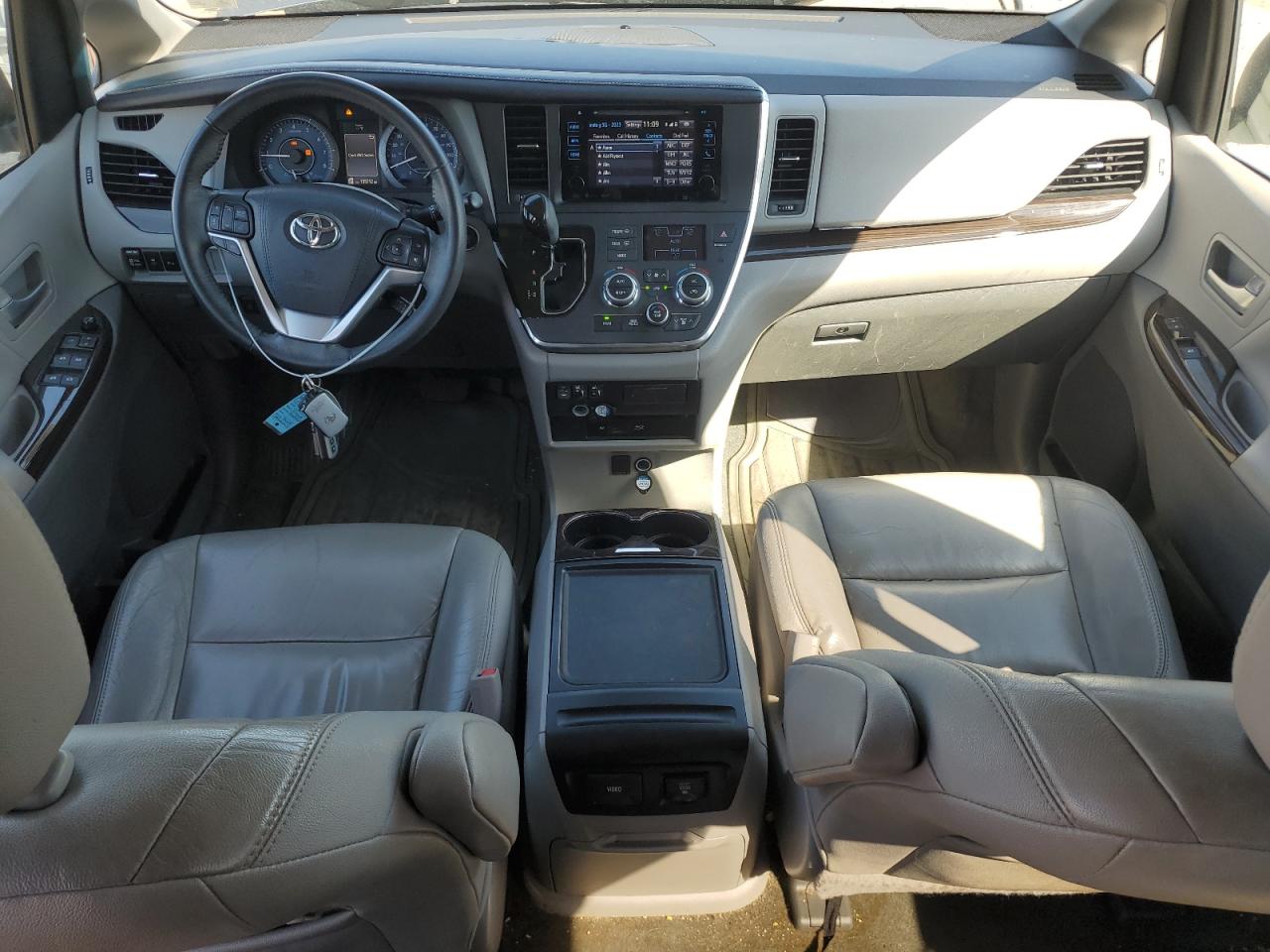 2017 Toyota Sienna - Image 8