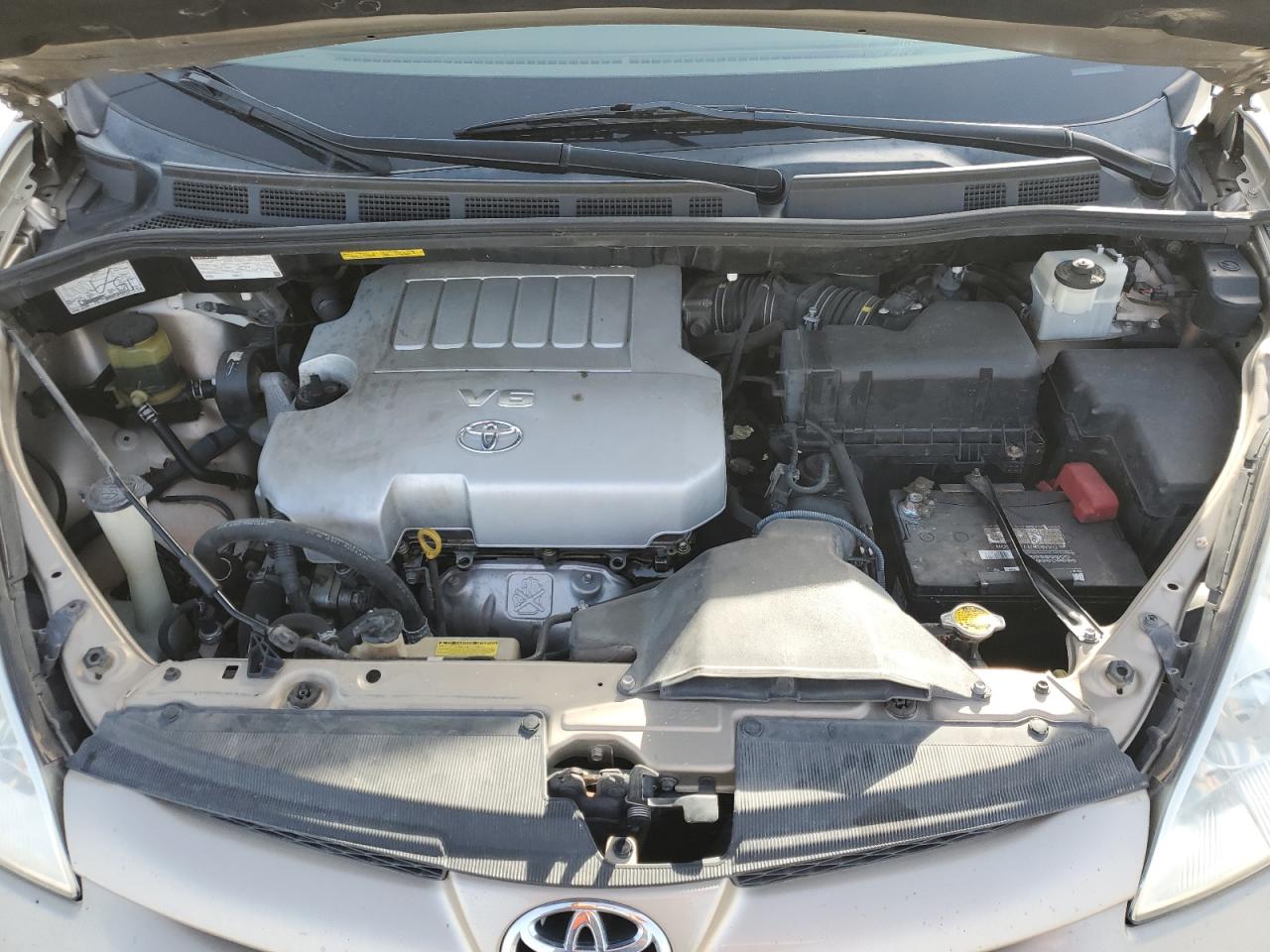 2010 Toyota Sienna - Image 12