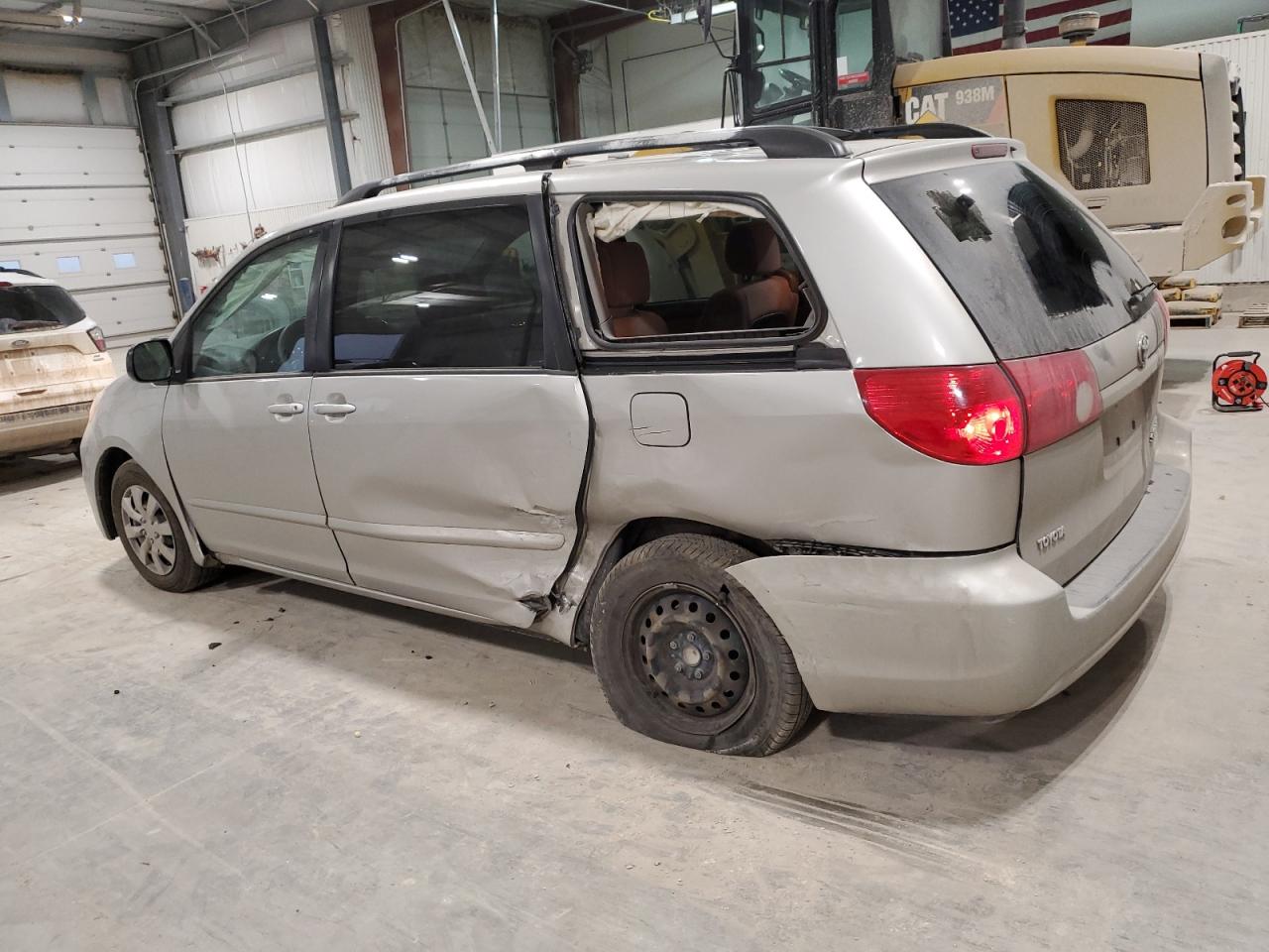 2008 Toyota Sienna - Image 2