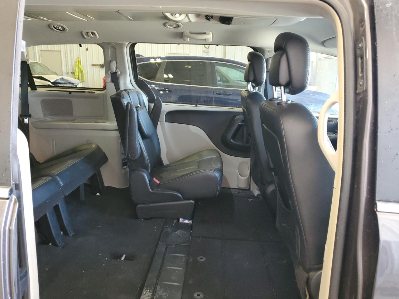 2015 Chrysler Town & Country - Image 11
