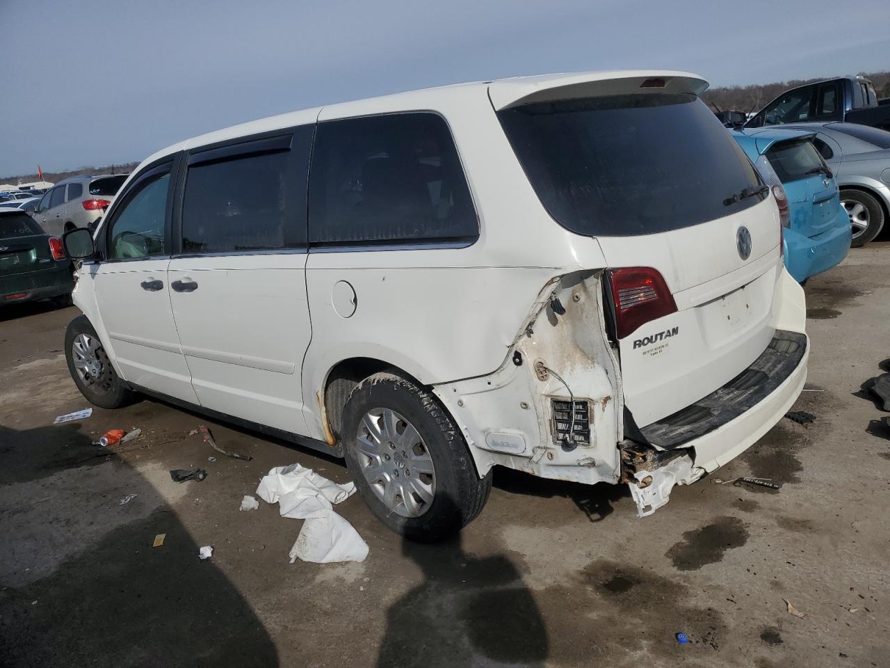 2011 Volkswagen Routan - Image 2
