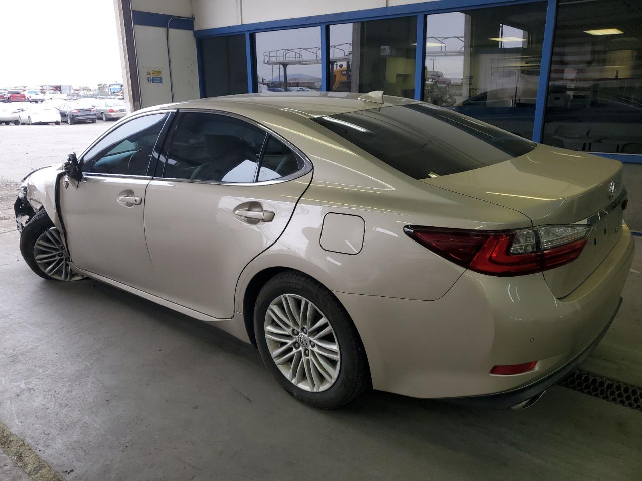 2016 Lexus ES - Image 2