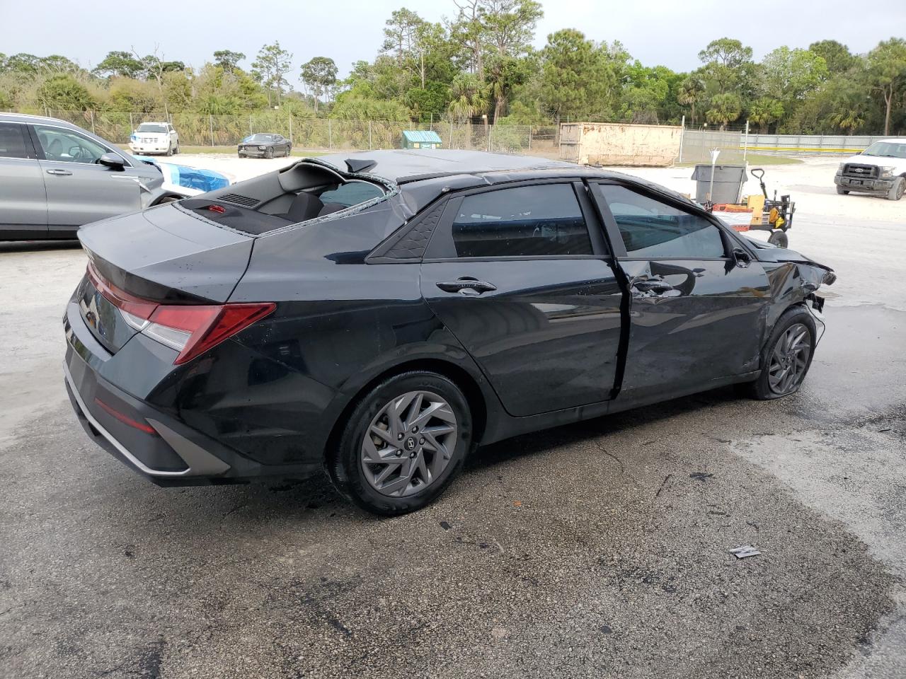 2024 Hyundai Elantra - Image 3