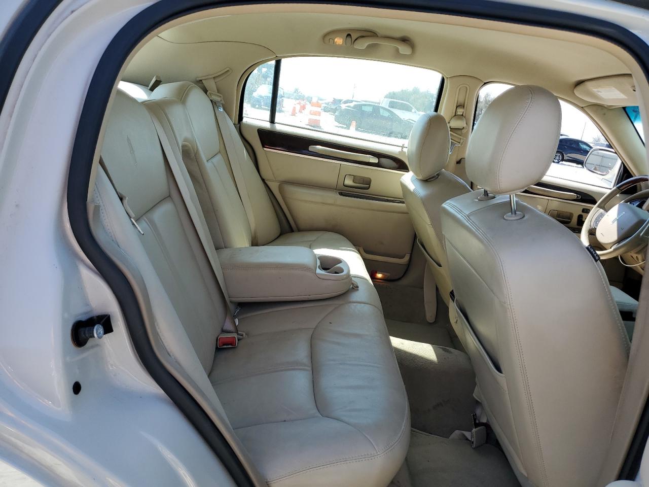 2007 Lincoln Town Car - Image 10