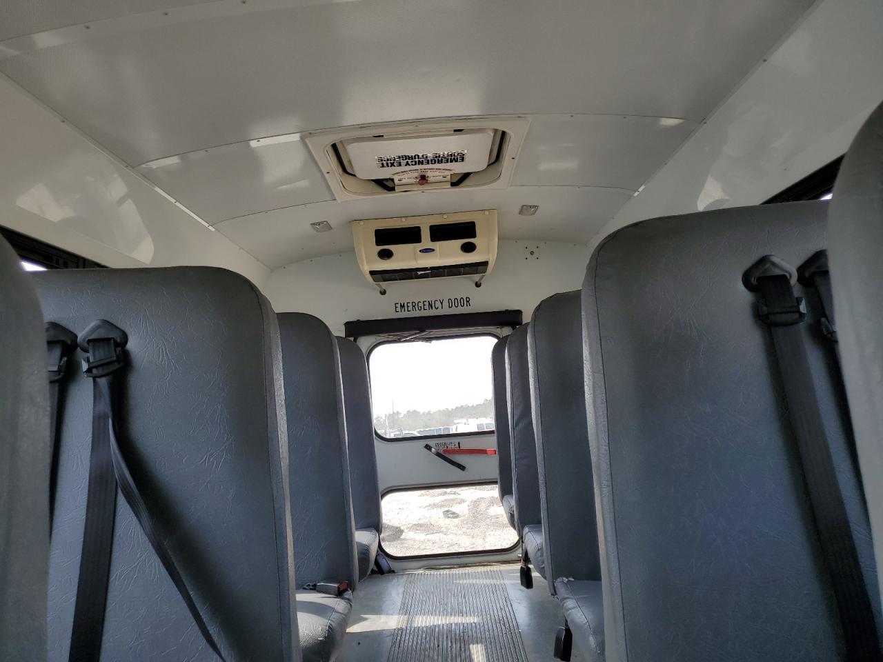 2011 Chevrolet Express - Image 10