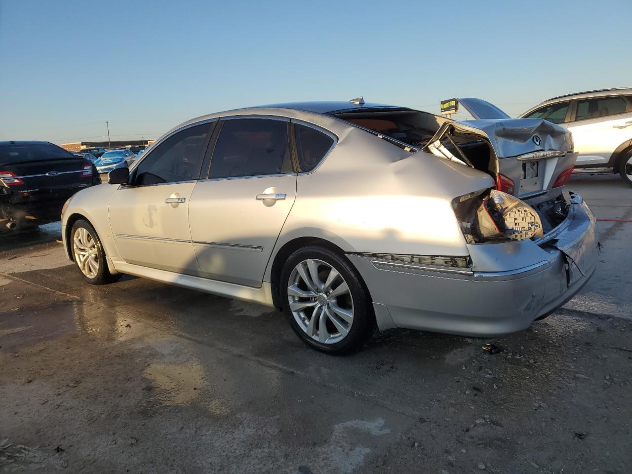 2010 Infiniti M - Image 2