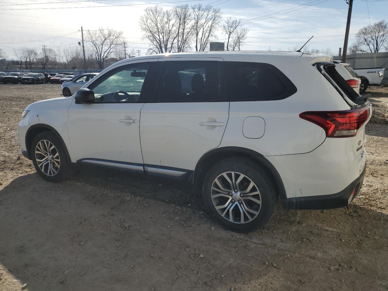 2016 Mitsubishi Outlander - Image 2