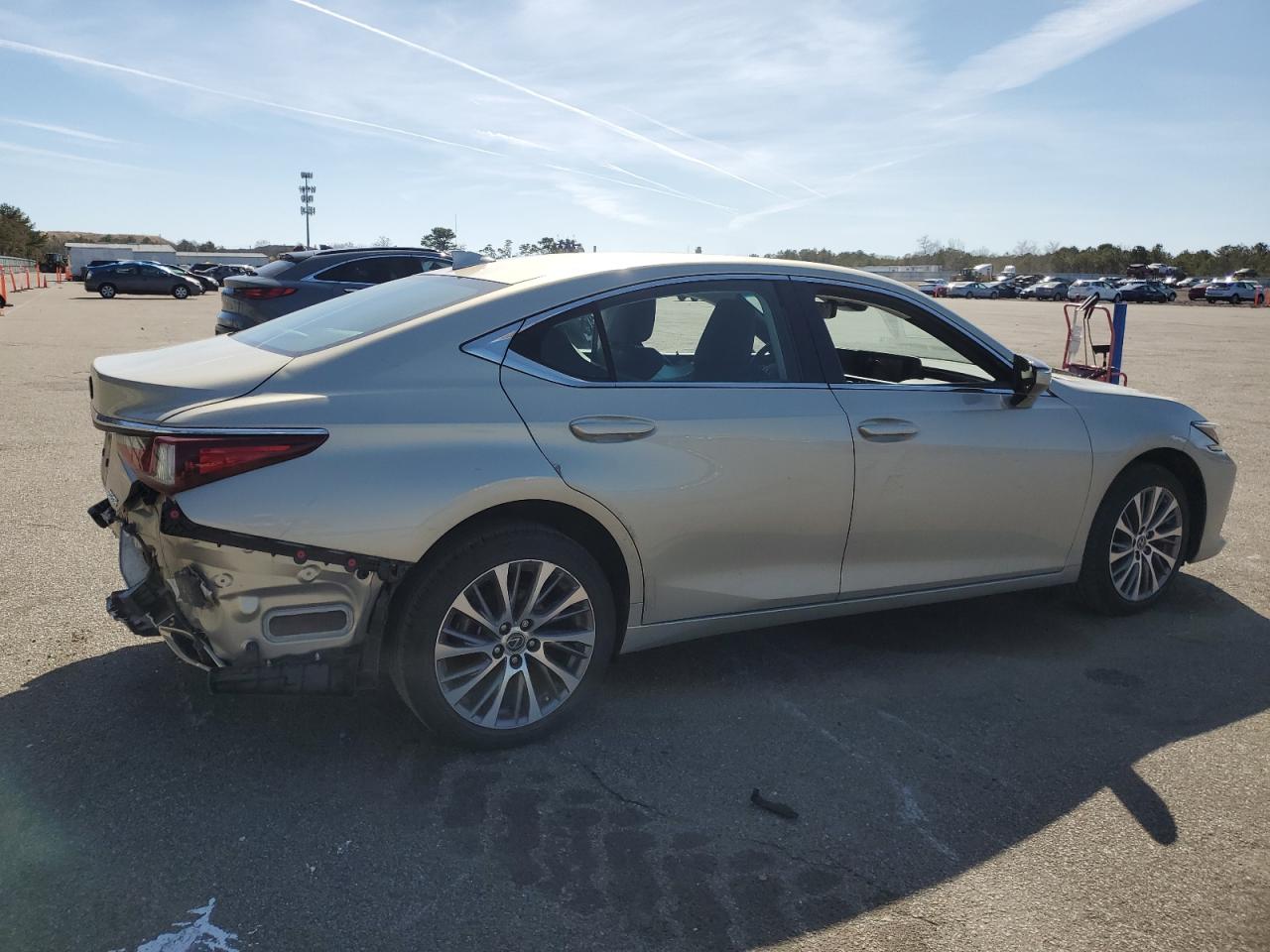 2020 Lexus ES - Image 3