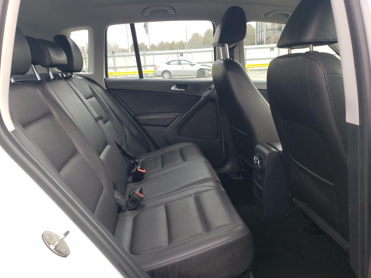 2016 Volkswagen Tiguan - Image 11