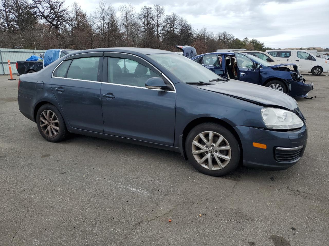 2010 Volkswagen Jetta - Image 4
