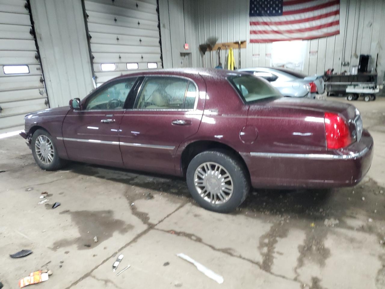 2008 Lincoln Town Car - Image 2