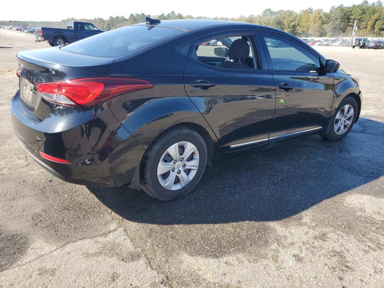 2016 Hyundai Elantra - Image 3