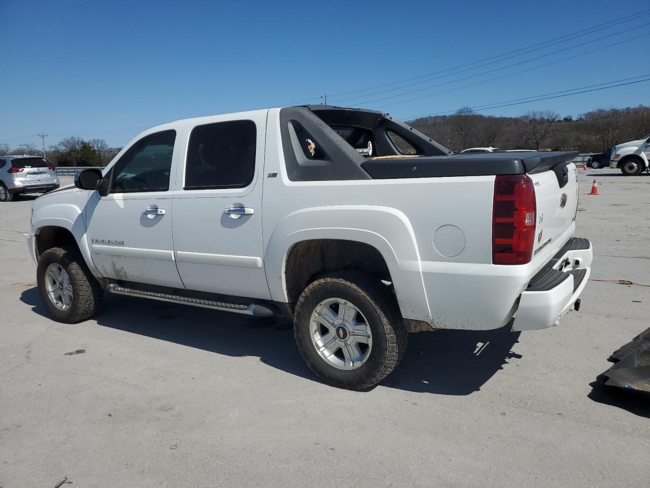 2007 Chevrolet Avalanche - Image 2