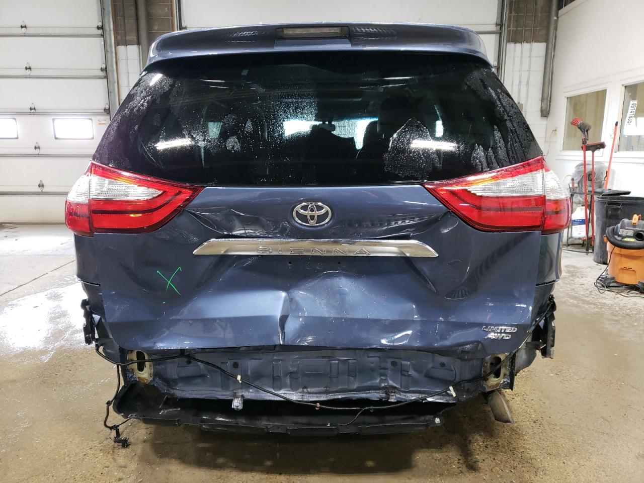 2015 Toyota Sienna - Image 6